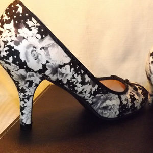 CL by LAUNDRY Floral heels